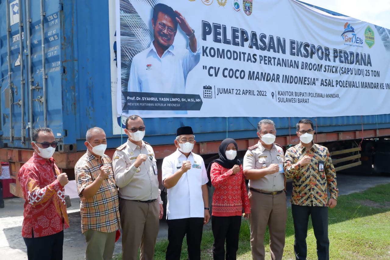 Sulawesi Barat Ekspor 25 Ton Sapu Lidi ke India