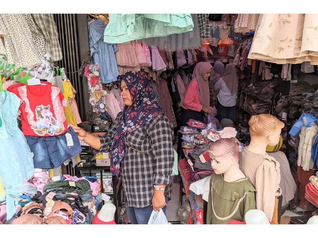 Jelang Lebaran, Emak-emak di Aceh Barat Daya Buru Pakaian Lebaran Anak