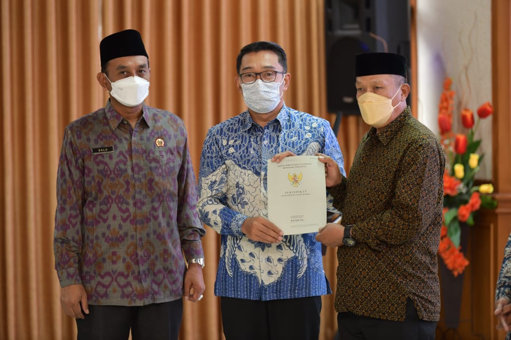 Gubernur Jawa Barat Serahkan 502 Sertifikat Tanah Wakaf untuk Masyarakat