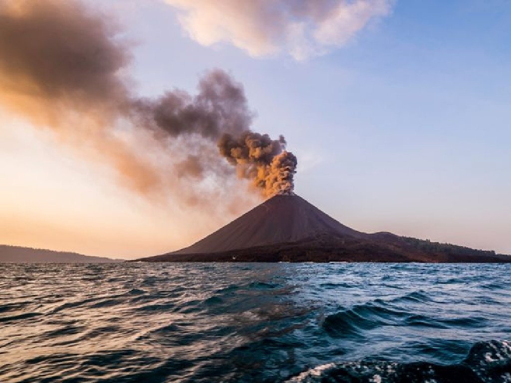 Gunung Anak Krakatau Mengalami Erupsi, Semburan Vilkanik Sejauh 1 Kilometer
