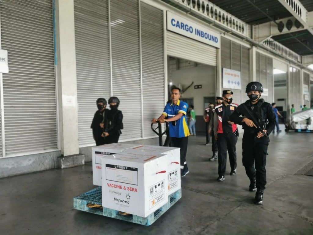 Pakai Persenjataan Lengkap, Brimob Kawal Vaksin dari Bandara Kualanamu