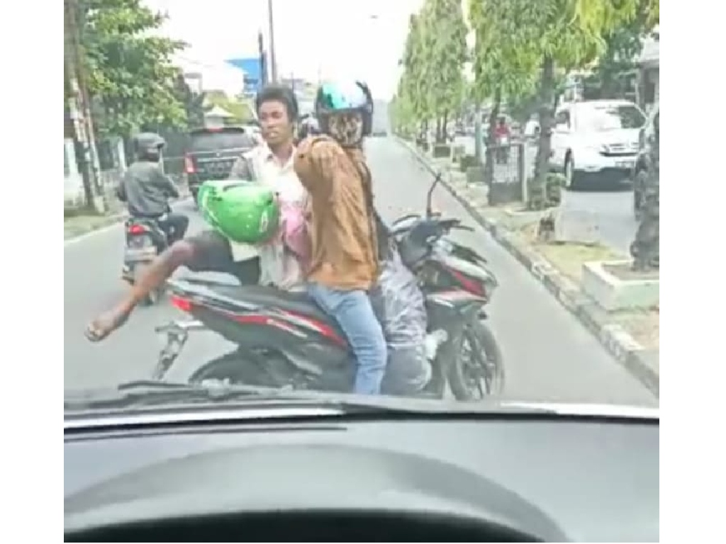 Viral Pemotor di Medan Adang dan Pukul Ambulans