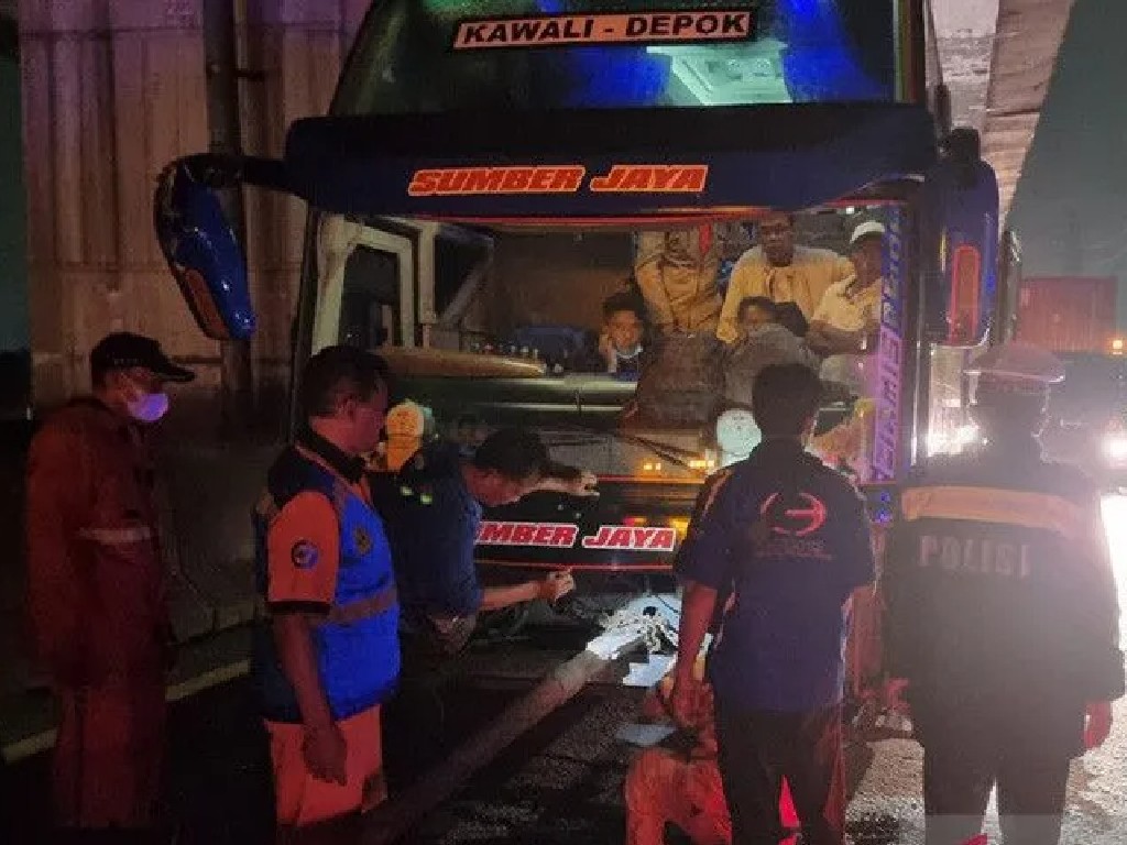 3 Bus Kecelakaan, Jalur Tol Cikarang hingga Karawang Macet Parah