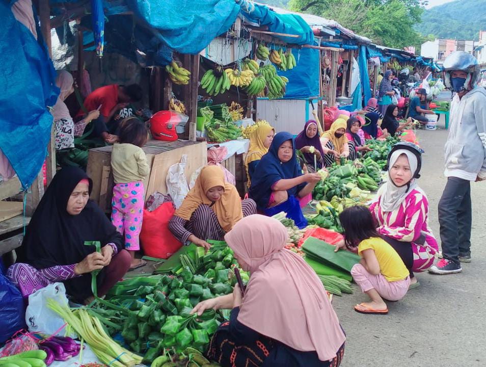 Anyaman Ketupat Mulai Ramai di Pasar Regional Mamuju