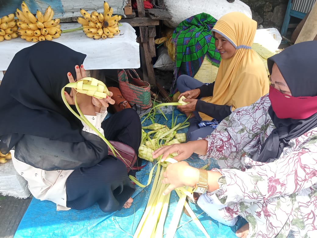 Pedagang di Pasar Regional Mamuju, Sehari Produksi 300 Anyaman Ketupat