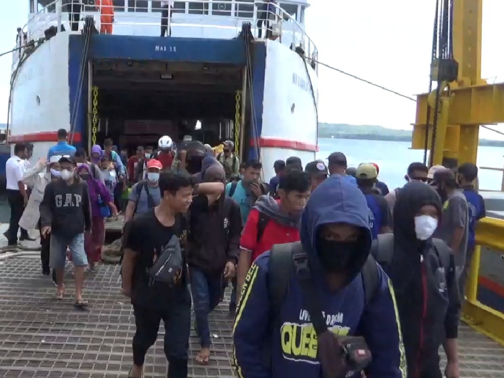 Sehari Jelang Lebaran, Ratusan Pemudik Berdatangan di Pelabuhan Feri Mamuju