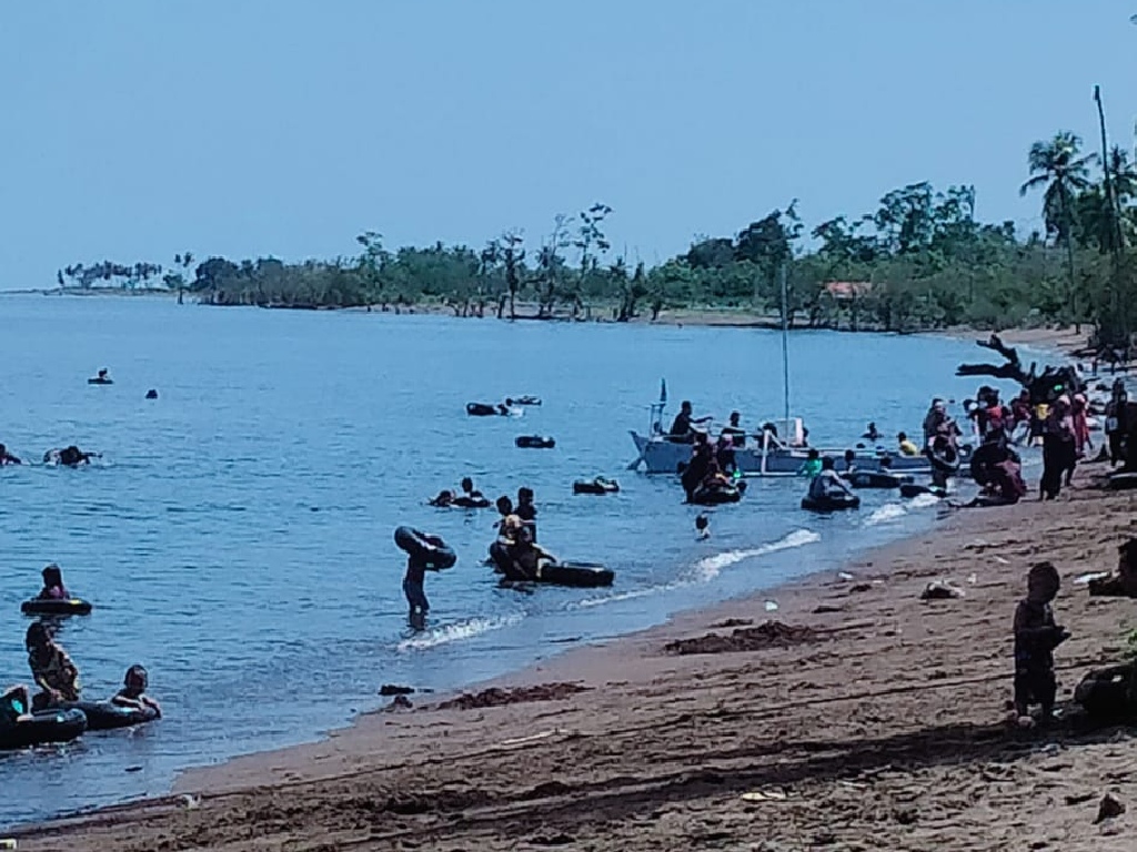 Sehari Setelah Lebaran, Pantai Lombang-Lombang Mamuju Ramai Pengunjung