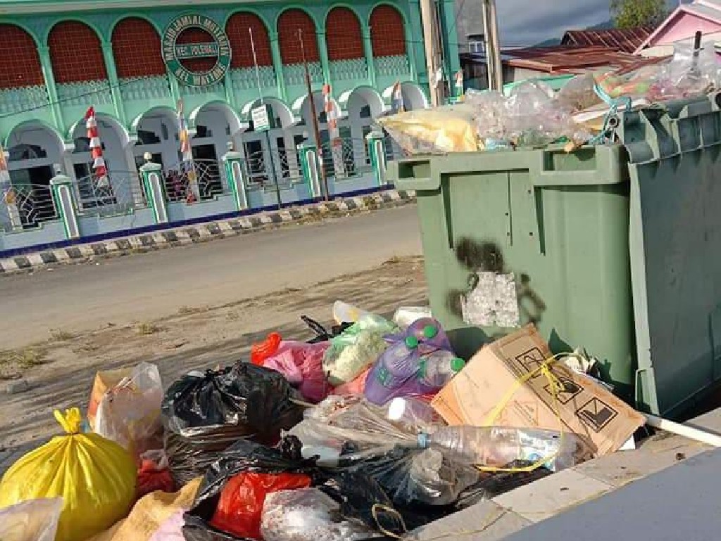 Warga Soroti Tumpukan Sampah di Depan Masjid Jami Al-Muttaqin Polman