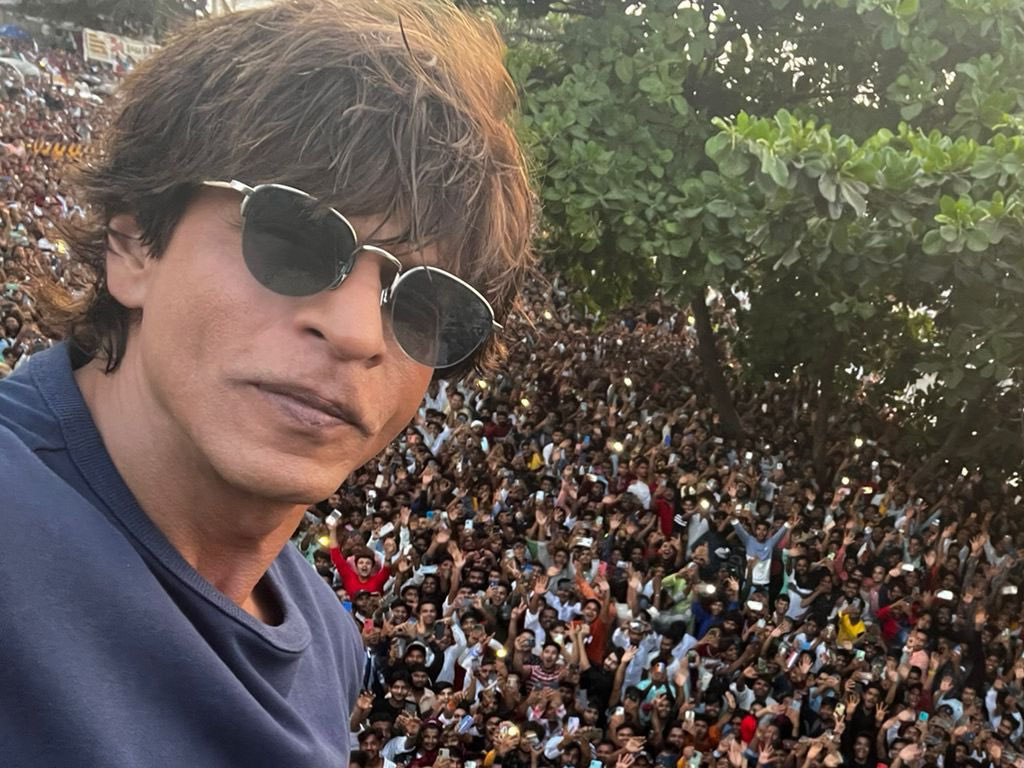 Shah Rukh Khan Rayakan Idul Fitri Bareng Ribuan Fans