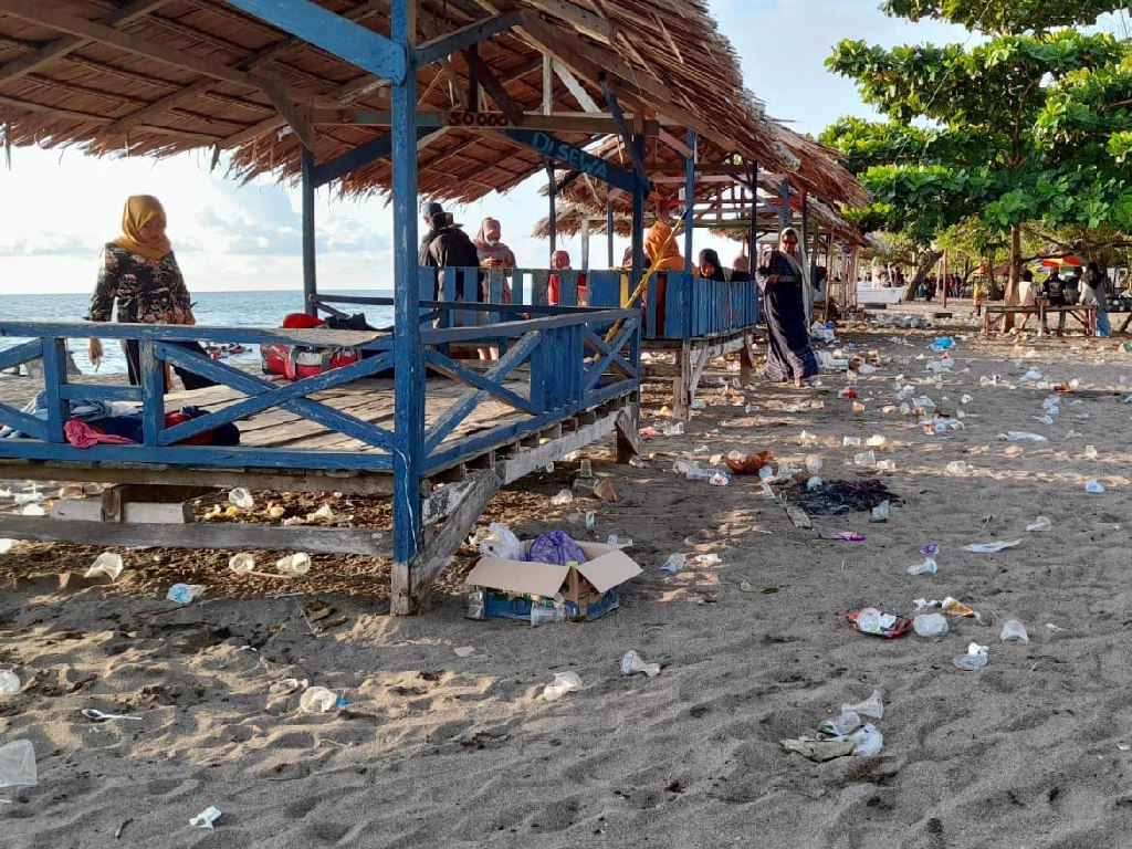 Sampah Berserakan di Objek Wisata Pantai Lombang-lombang Jadi Sorotan Pengunjung