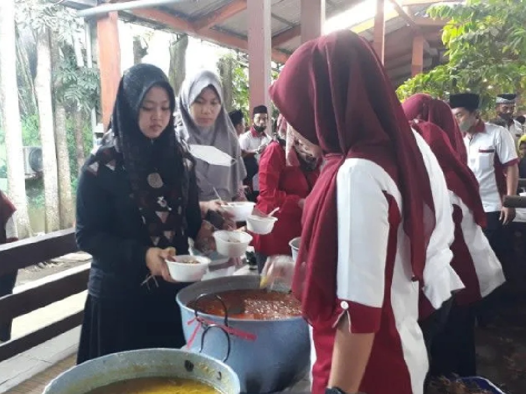 Wisata Edukasi Kampung Coklat di Blitar Bagikan 1.800 Paket Ketupat Cokelat