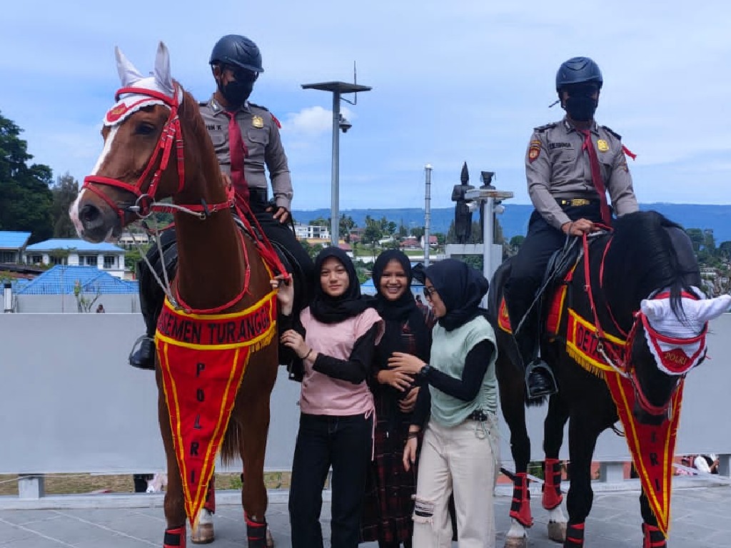 Polisi Berkuda Kawal Pengunjung Wisata di Parapat Danau Toba