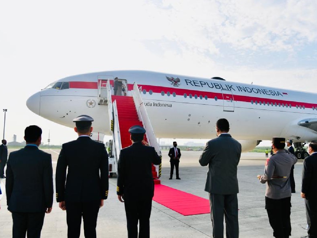 Naik Garuda, Jokowi Terbang ke Amerika dan Luhut Juga Ikut