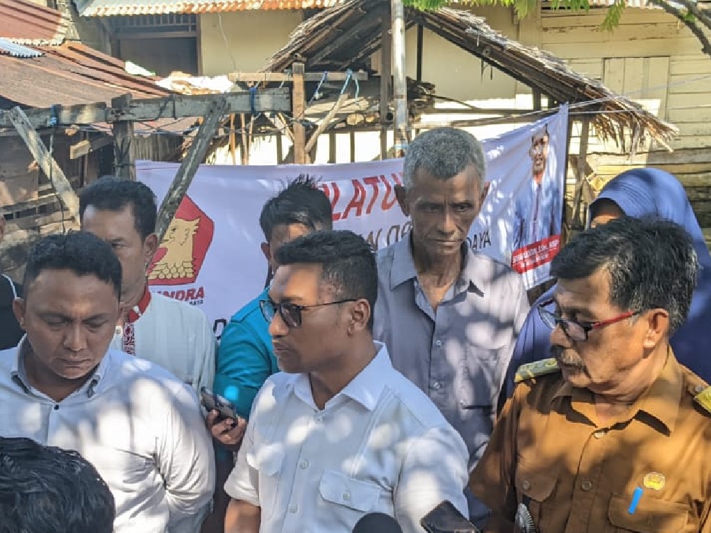 Plt Ketua DPRA Serahkan Bantuan ke Korban Angin Puting Beliung di Abdya