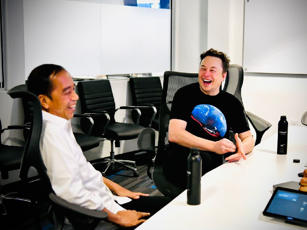 Poin Penting Perbincangan Jokowi dengan Elon Musk di Markas Space X