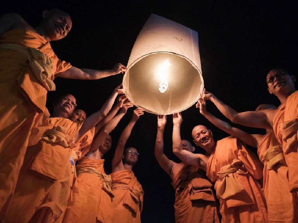 Sandiaga Bahagia 2.000 Umat Buddha Terbangkan Lampion di Candi Borobudur