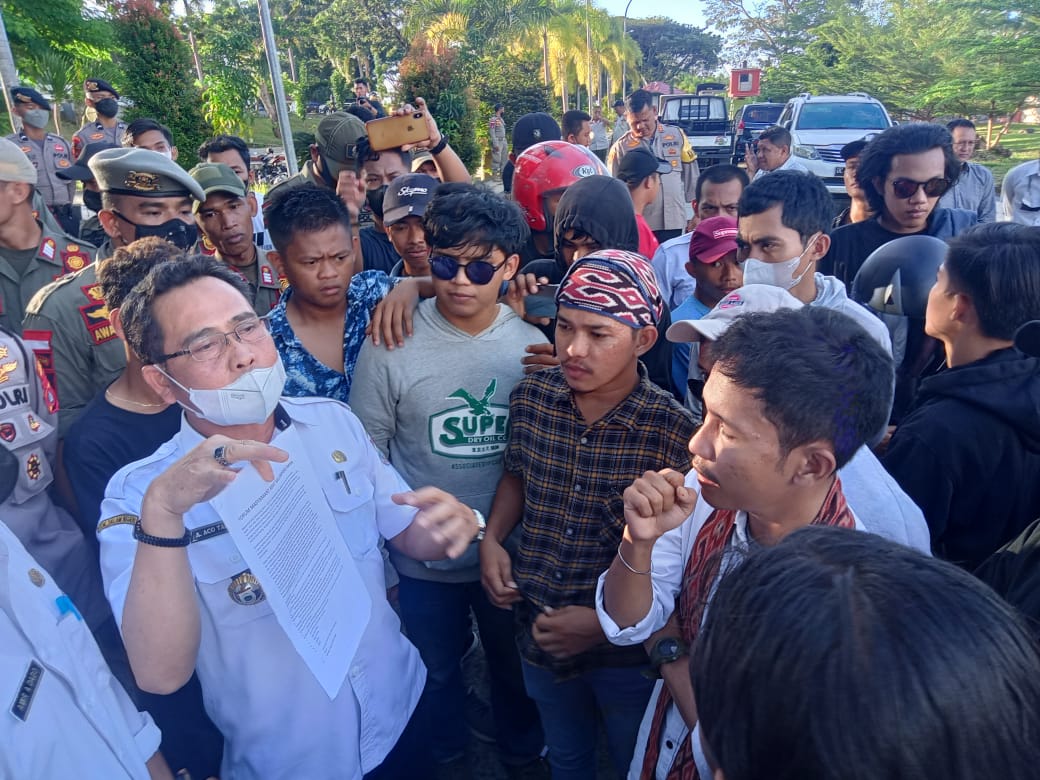 Kedatangan Pj Gubernur Sulbar Disambut Demo Penolakan PLTA di Mamuju