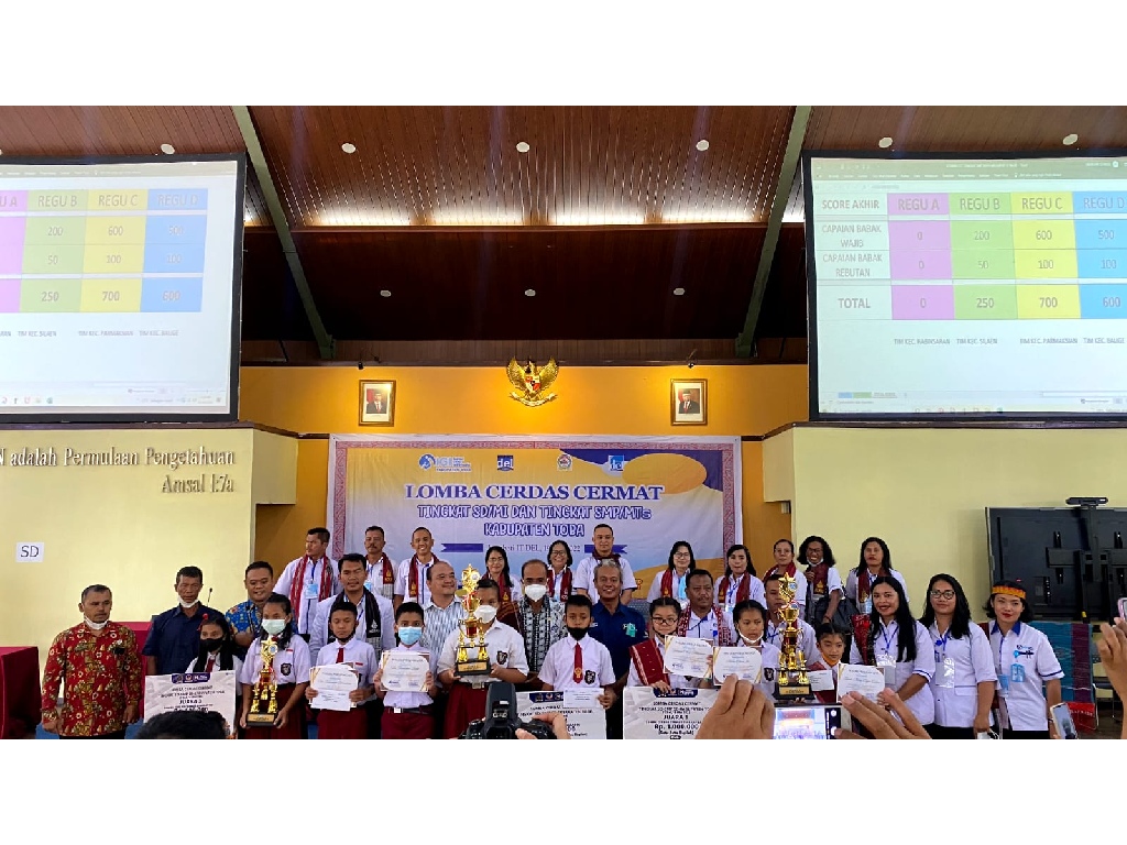 Martin Manurung Beri Hadiah untuk Pelajar Pemenang Lomba Cerdas Cermat se-Kabupaten Toba