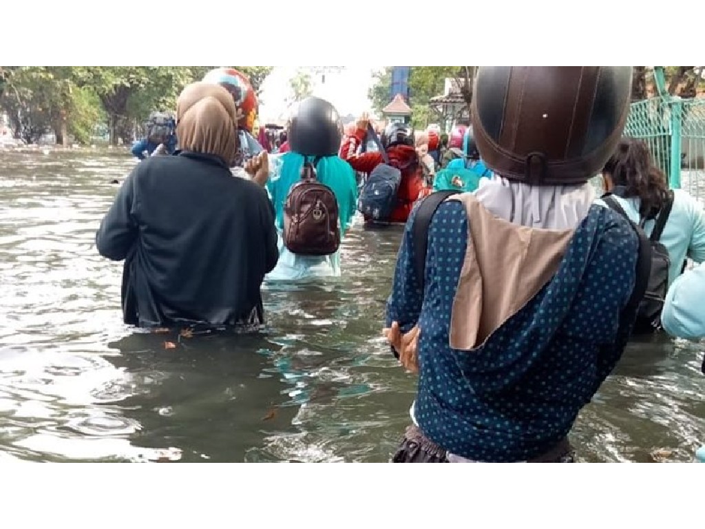 Pelabuhan Tanjung Emas dan Kawasan Industri Semarang Terendam Banjir Rob 1,5 Meter
