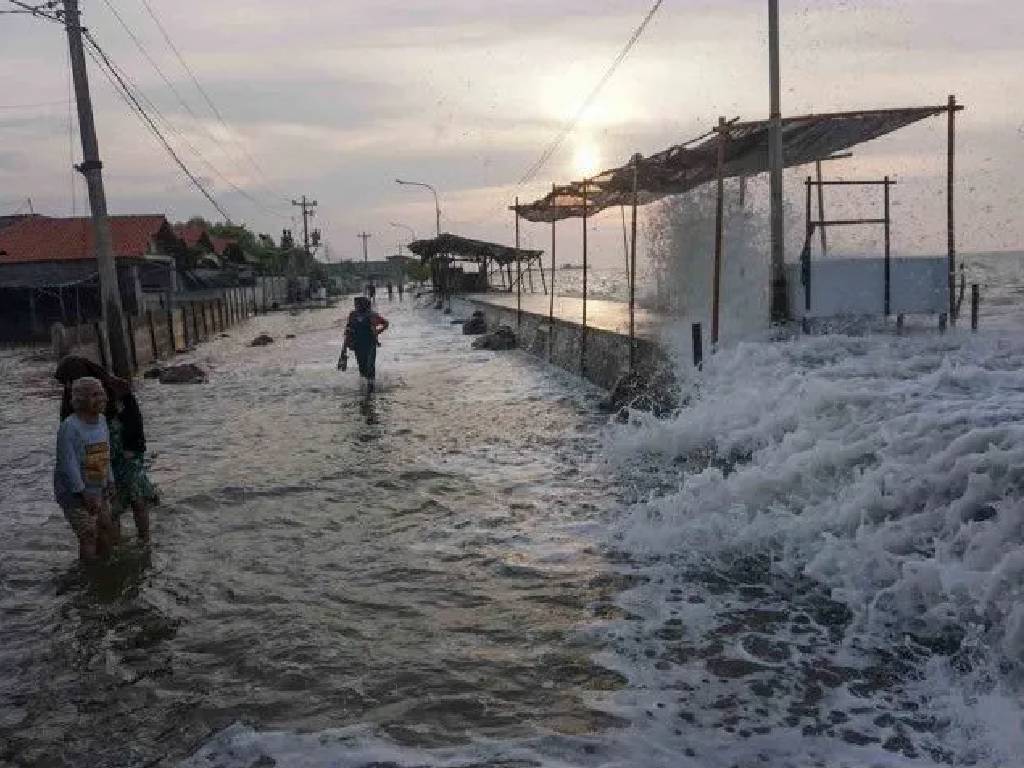 BMKG Beri Peringatan, Banjir Rob di Pantura Jawa Tidak Berakhir Hari Ini