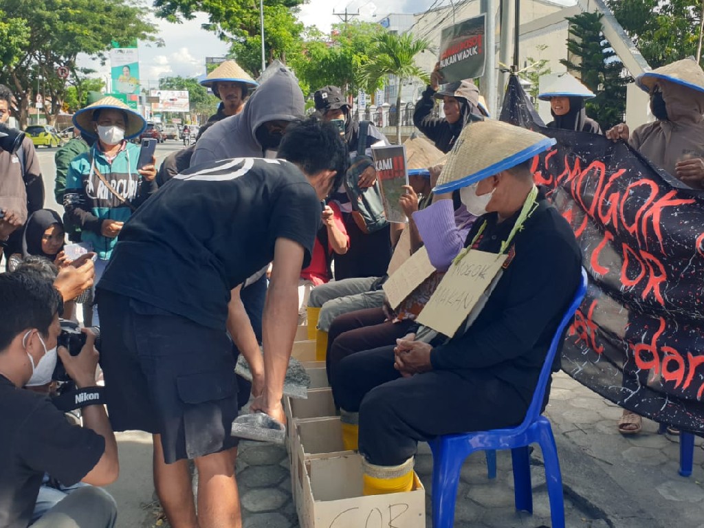 Petani Aksi Mogok Makan dan Cor Kaki di Kantor Gubernur Sulawesi Tengah