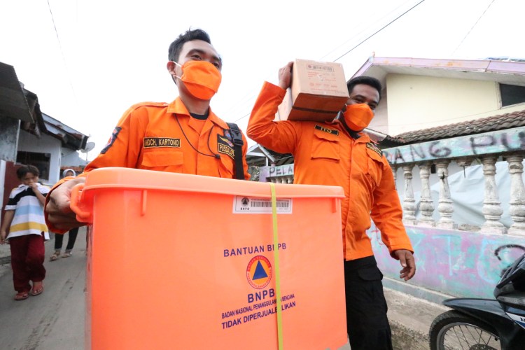 BPBD Kota Cirebon Salurkan Bantuan ke Korban Banjir Rob di Kesunean