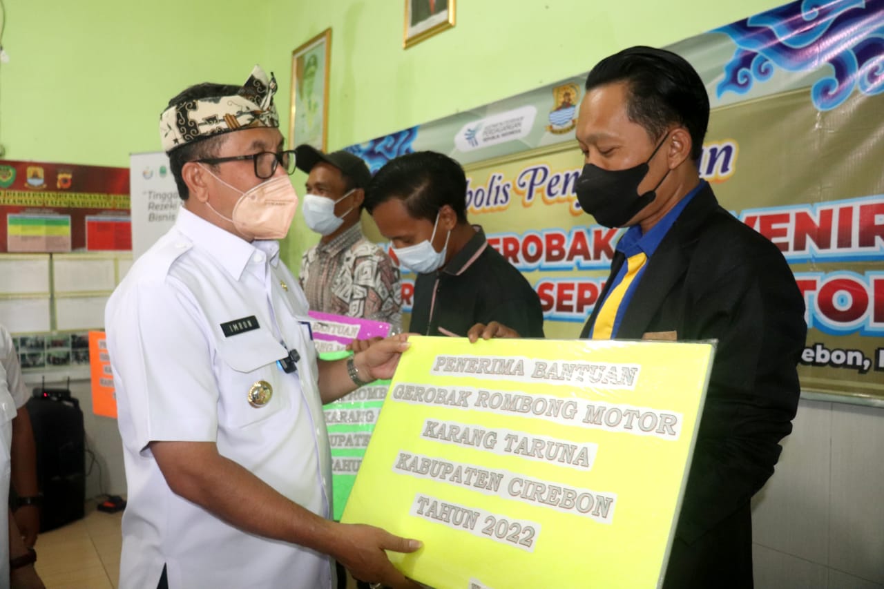 Serahkan Bantuan Usaha, Bupati Cirebon Harap Karang Taruna Lebih Partisipatif