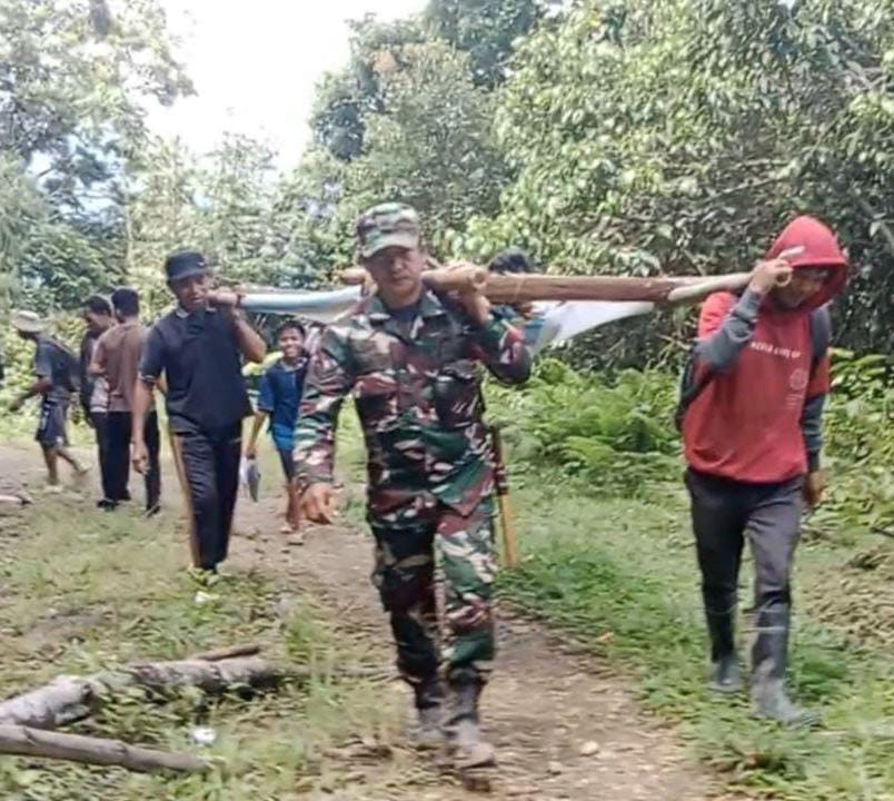 Miris, Akses Jalan Buruk, Warga di Mamuju Ditandu Sejauh 20 Km untuk Berobat