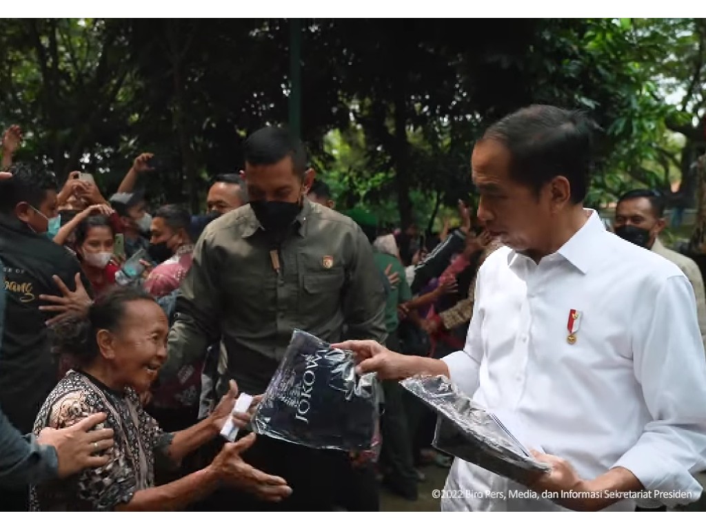Seniman di Balekambang Solo Dapat Amplop Putih dan Kaus Jokowi