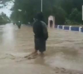 Air Sungai Meluap, Jalan Trans Sulawesi Tak dapat Dilintasi