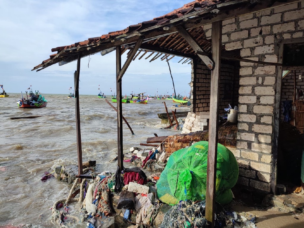 Sepanjang Pantura Jawa Tengah Dilanda Banjir Rob dan Gelombang Pasang