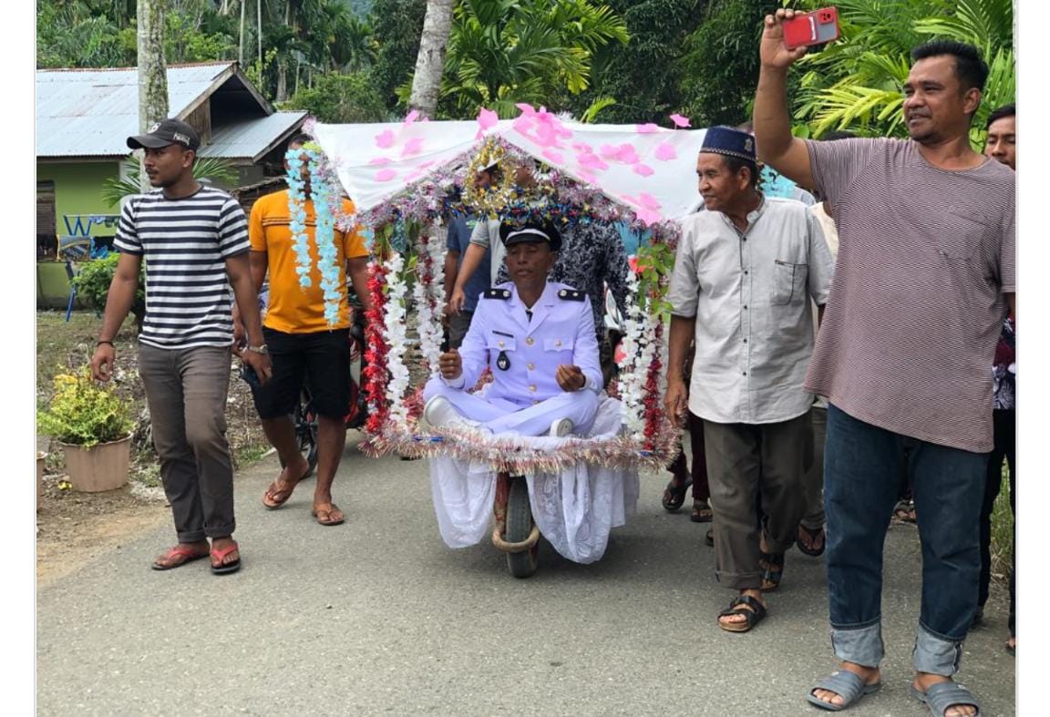 Usai Dilantik, Kades di Aceh Diarak Keliling Desa Menggunakan Gerobak Pasir