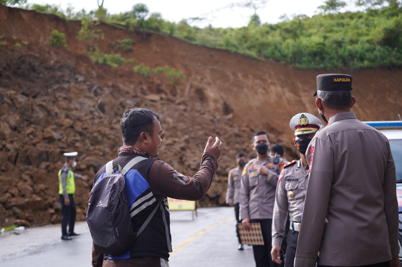Kapolda Sulbar Tinjau Tanah Longsor di Jalan Trans Sulawesi