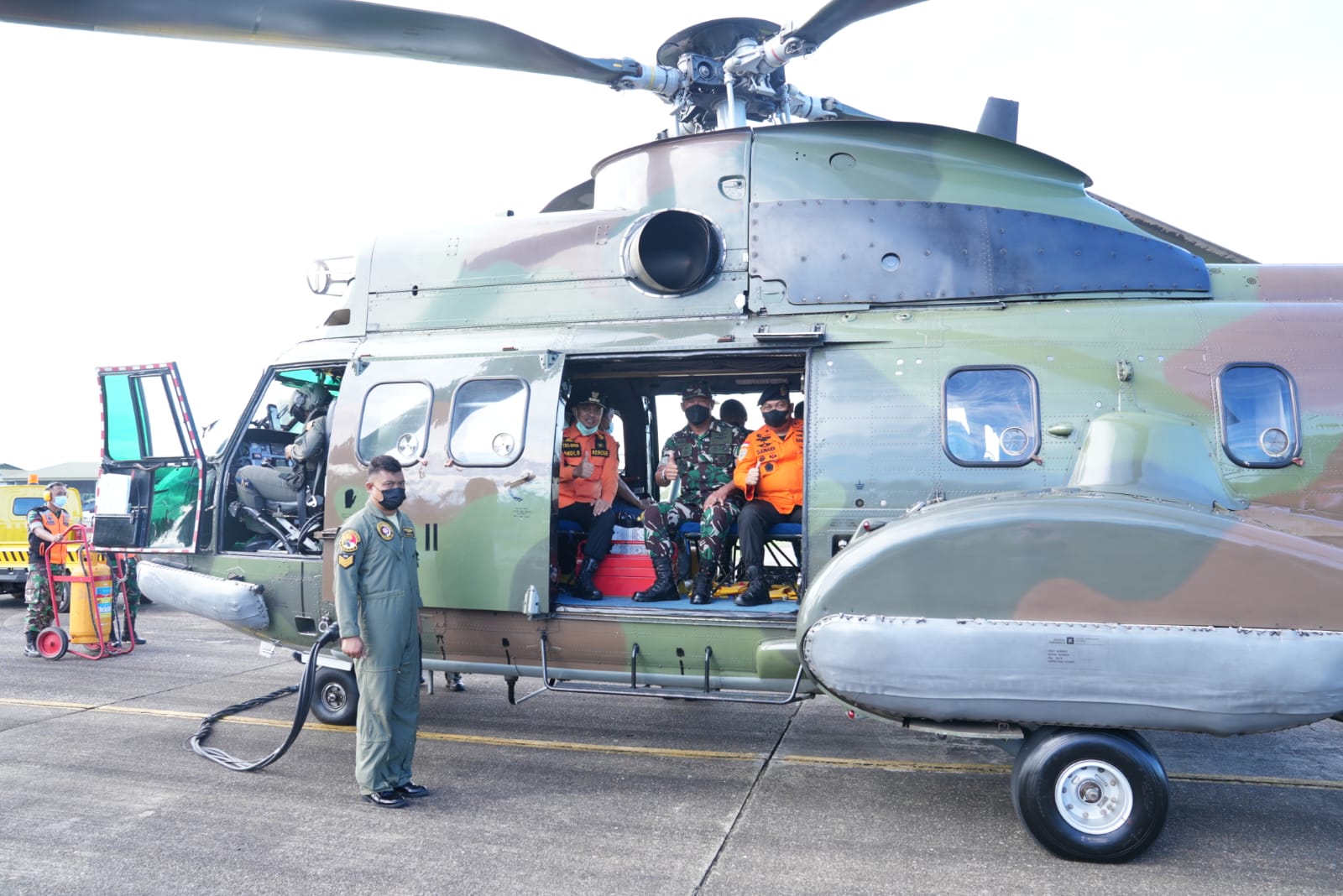 Naik Helikopter, Gubernur Sulsel Pantau Pencarian Korban KM Ladang Pertiwi di Perairan Pangkep