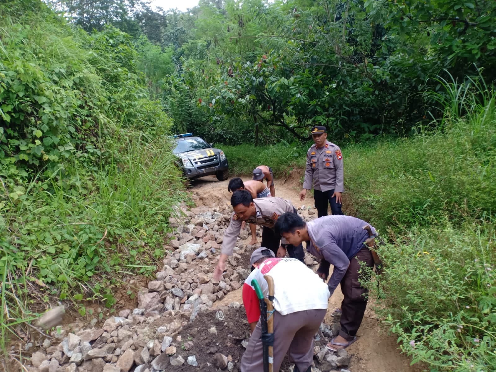 Jalan Tergerus Air di Polman, Polisi Bersama Warga Gotong Royong Lakukan Perbaikan