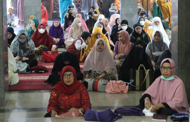 Masyarakat Kota Cirebon Panjatkan Doa untuk Emmeril Kahn Mumtadz