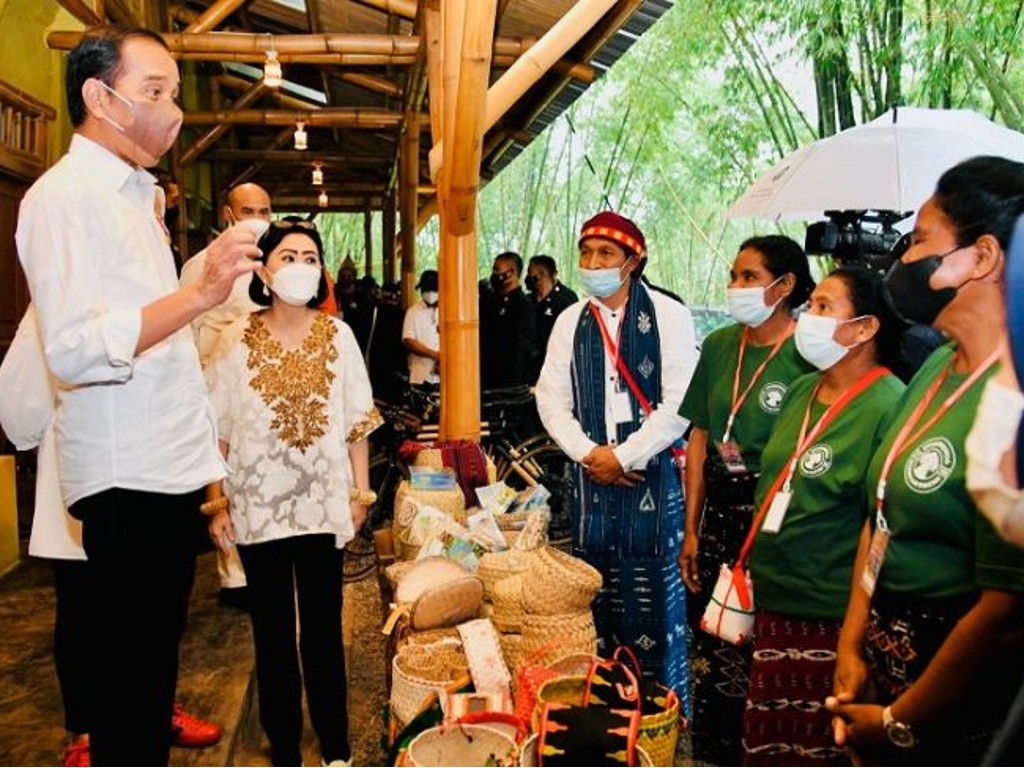 Presiden Jokowi dan Ibu Iriana Tinjau Kampus Bambu Turotego, NTT