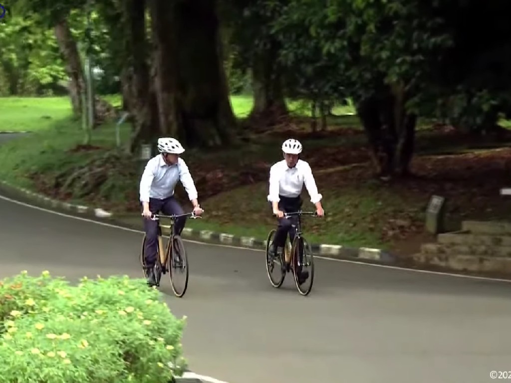 Presiden Jokowi Ajak PM Australia Gowes Sepeda Bambu di Kebun Raya Bogor