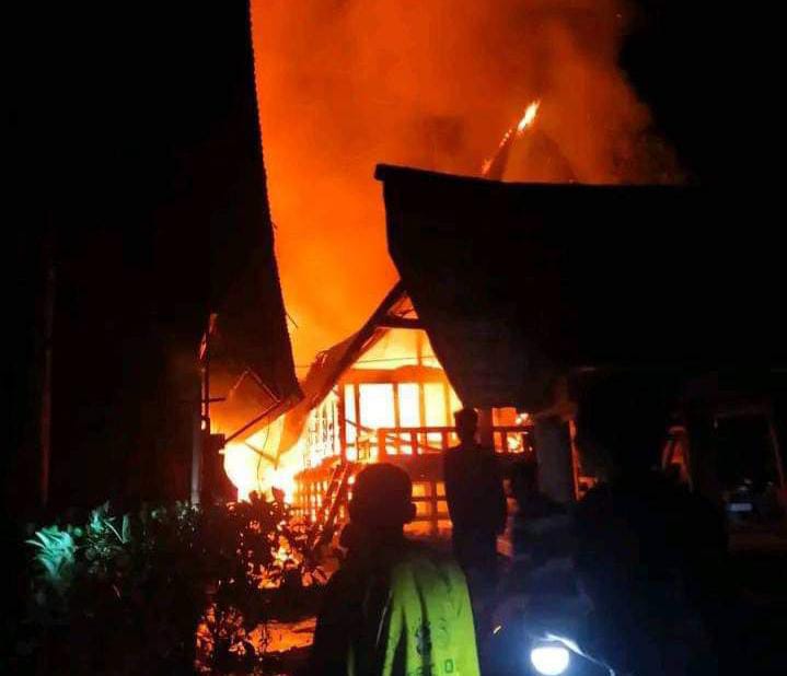 Kebakaran yang Terjadi di Mamasa, Hanguskan Dua Rumah Adat