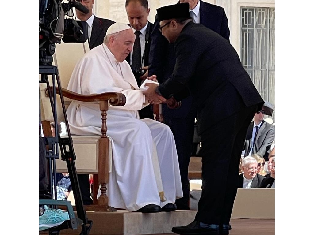 Menag Temui Paus Fransiskus Sampaikan Undangan dari Presiden Jokowi