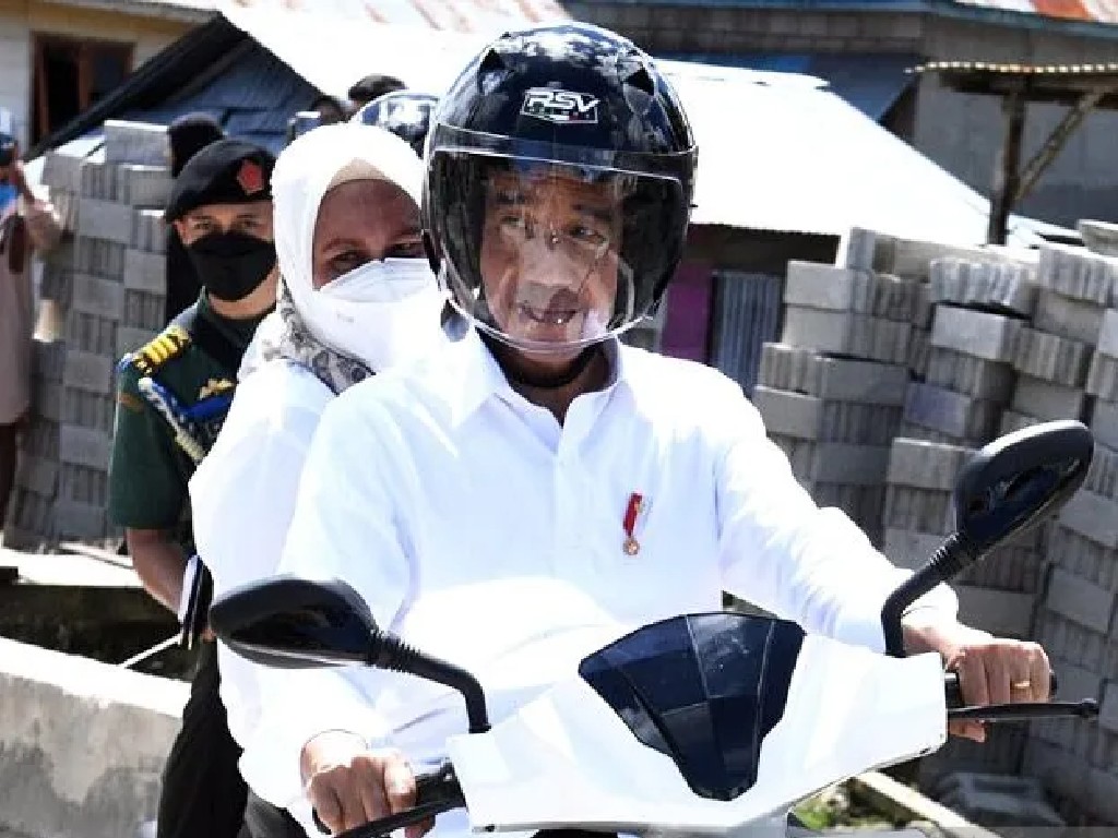 Presiden Jokowi dan Ibu Iriana Berboncengan Naiki Motor Listrik di Wakatobi