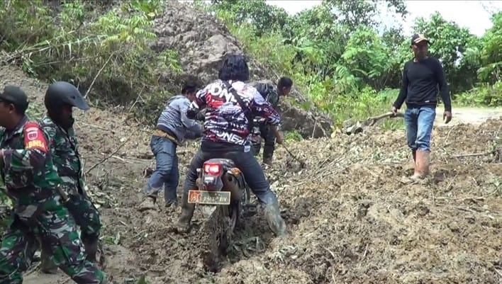 Hujan Deras Mengakibatkan 17 Titik Tanah Longsor di Mehalaan Mamasa