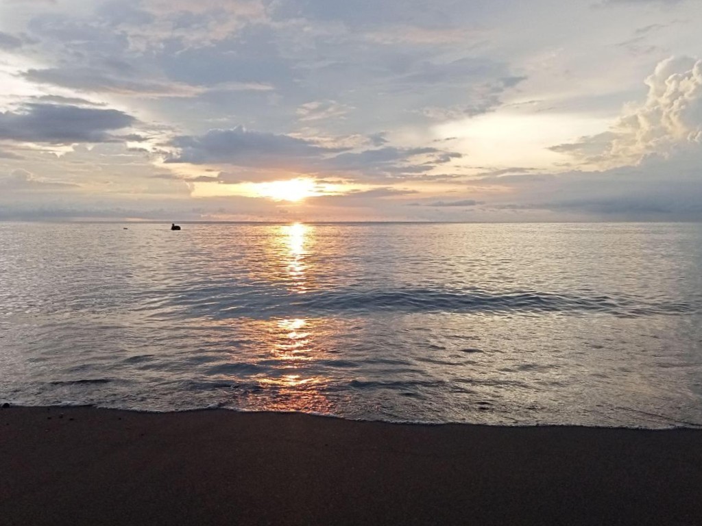 Berdansa dengan Sunset Pantai Lapasi Halmahera Barat