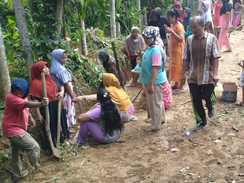 Cegah Banjir, Warga Abdya Gotong Royong Bersihkan Saluran Desa