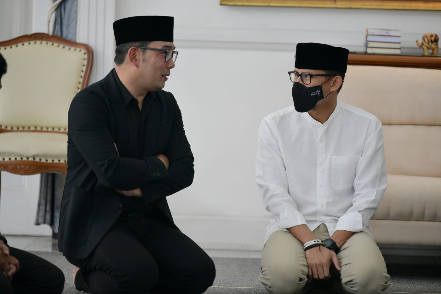 Sandiaga Uno Takziah ke Rumah Dinas Gubernur Ridwan Kamil