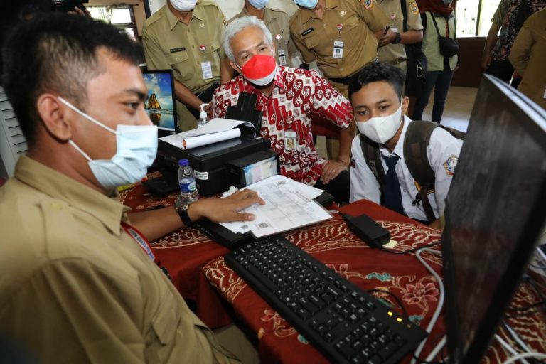 Sidak SMAN 5 Semarang, Ganjar : PPDB Berjalan Lancar