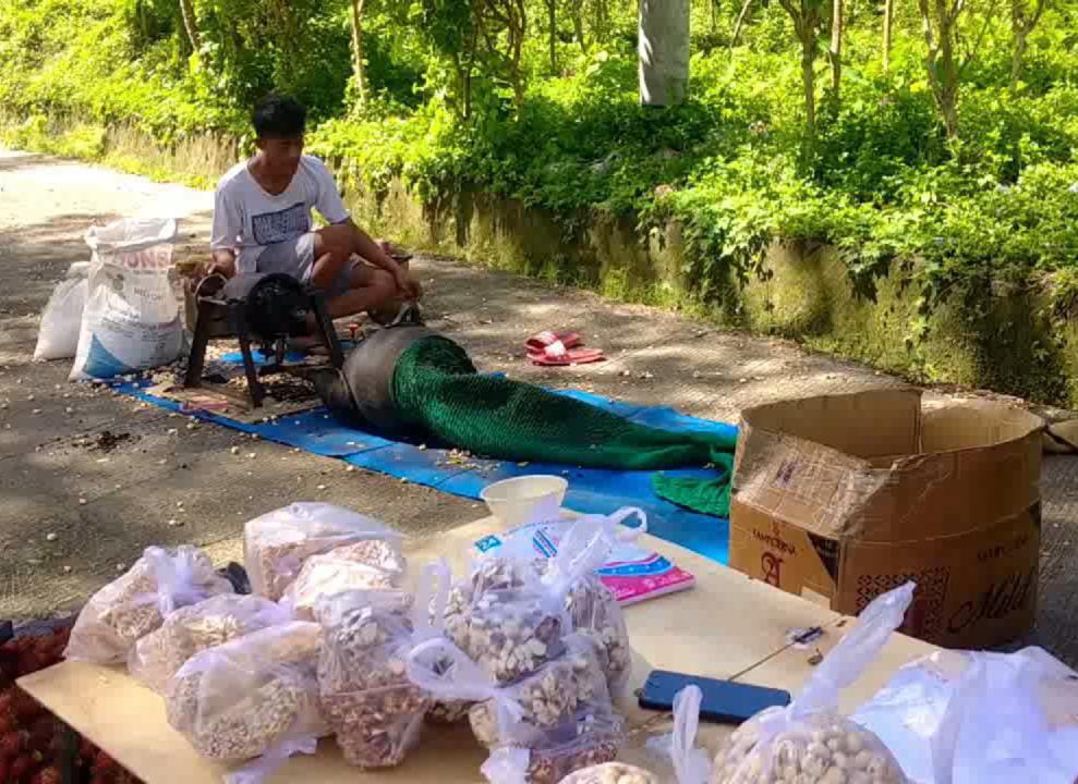 Cerita Sahrul, Pedagang Makanan Khas Sulbar di Tepi Jalan Mamuju