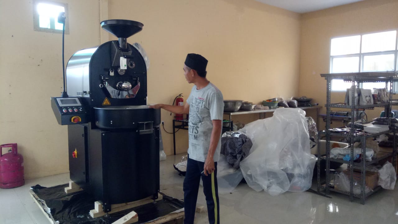 Pemprov Sulsel Salurkan Bantuan Mesin Pengolahan Kopi untuk IKM di Luwu