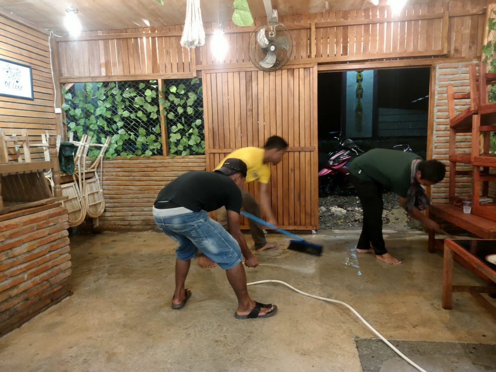 Banjir Surut, Warga di Majene Mulai Bersihkan Rumah