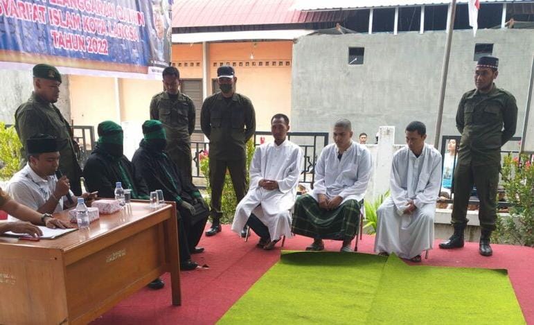 Langgar Qanun Aceh, Empat Pria Dicambuk di Muka Umum
